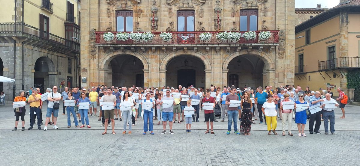 Euskararen kontrako ebazpen berri bat izan dugu asteon. Larria da egoera.

Euskararen bideak konpromiso irmoak exijitzen ditu. Kontrako neurri eta jarrera gogorrak etorri zaizkigu azkenaldian.

<a href="/uema_eus/">UEMA</a>|ek deituta, udaletxe aurrean bildu gara epaia salatzeko.

Aski da!