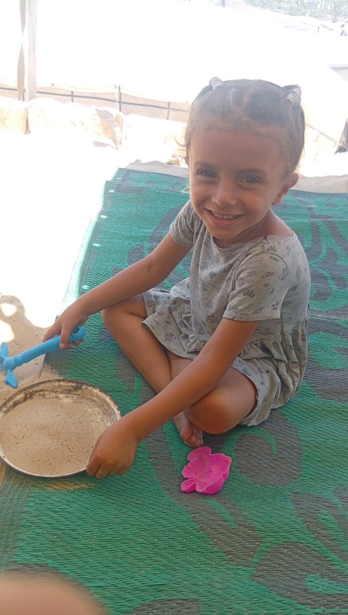 sabah31798's tweet image. My two little girls crave the taste of macaroni and bechamel...
But in our tent, there's no ingredient, no oven, and no safety.
So they decided to make it with sand.
Innocently, they sat on the ground, formed layers, and laughed as if everything was fine.
What kind of oppression…