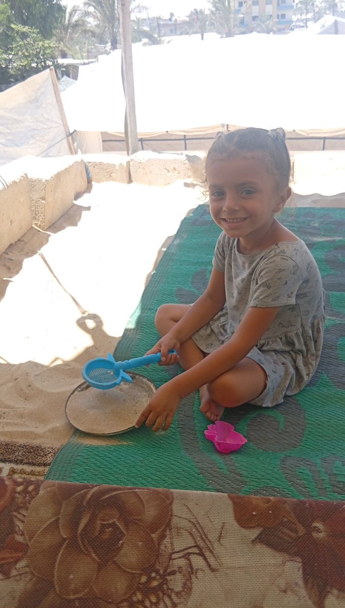 sabah31798's tweet image. My two little girls crave the taste of macaroni and bechamel...
But in our tent, there's no ingredient, no oven, and no safety.
So they decided to make it with sand.
Innocently, they sat on the ground, formed layers, and laughed as if everything was fine.
What kind of oppression…