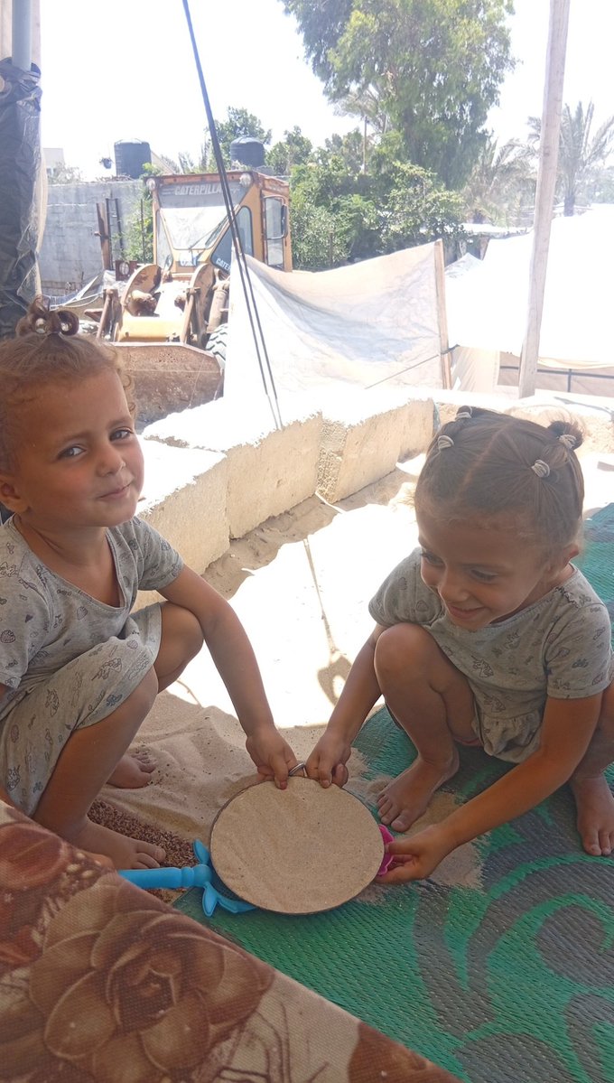 sabah31798's tweet image. My two little girls crave the taste of macaroni and bechamel...
But in our tent, there's no ingredient, no oven, and no safety.
So they decided to make it with sand.
Innocently, they sat on the ground, formed layers, and laughed as if everything was fine.
What kind of oppression…