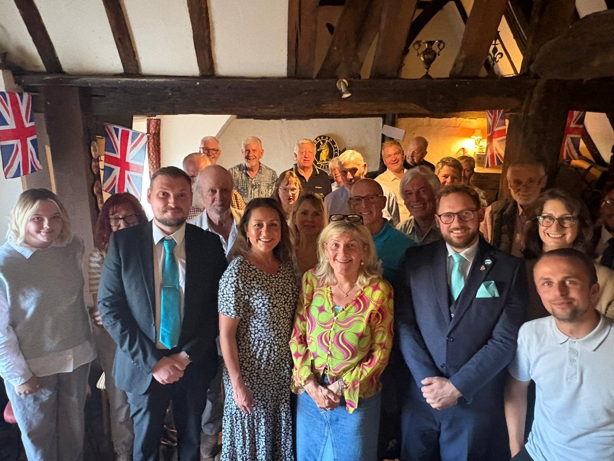 LeaderofKCC's tweet image. On Wednesday we had a Faversham & Mid Kent branch meeting - so well attended we ran out of chairs!
Apologies to those who had to stand, we hope the speeches by me & Cllrs Spencer Dixon & Sarah Emberson were worth it.
Great to see so many supporters #ReformUK 🩵
