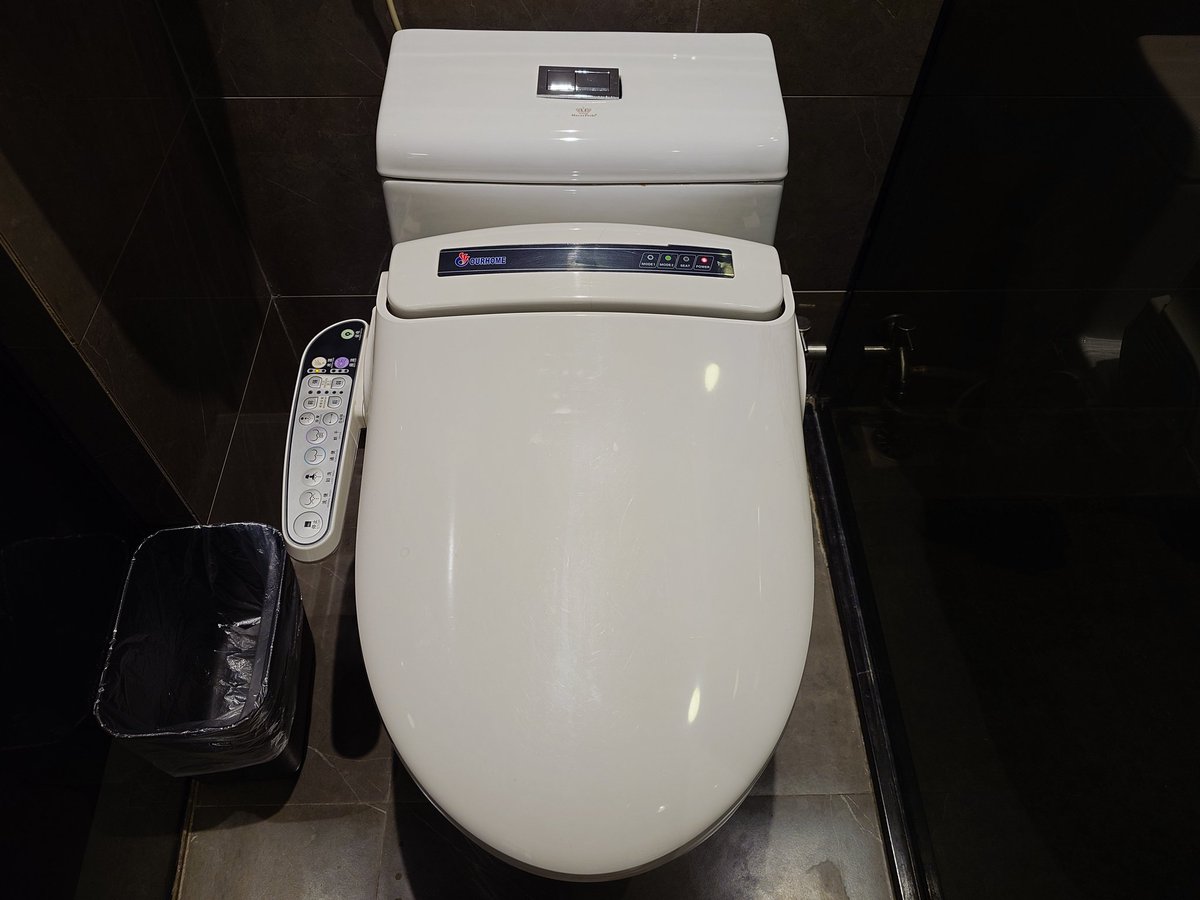 無事に羽田空港に着きました✈️
帰宅してからの久しぶりの日本料理が楽しみです🤤
歳を重ねる度に１週間の渡航がいいトコだな～と感じるが仕事はあわせてくれないんだよなぁ😭
来月も予定が有るけど１週間以上になりそう😱
大陸のホテルもウォシュレットが付き出したのは😁👍