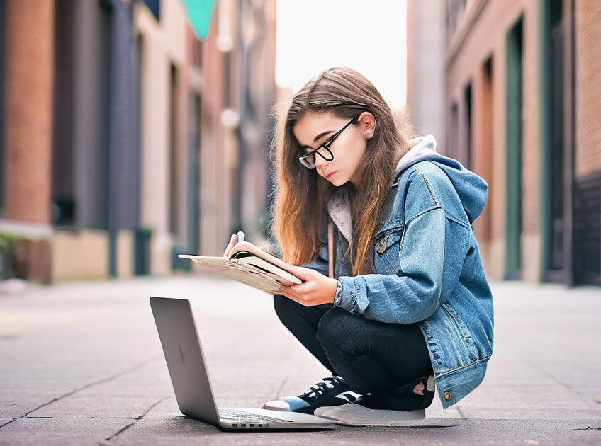 robparnell's tweet image. They want people to work longer hours - miles away from home - because they have to pay tax, contributions, and benefits for each employee.

Read the full article: No Free Ride For Gen Z
▸ lttr.ai/AgDJl

#GoodStartingPoint #PersonWorkingDouble #PureDailyExistence