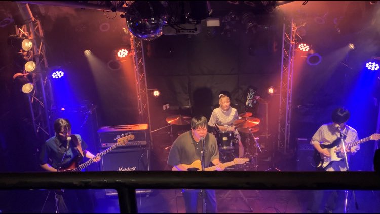 miyako_uouo's tweet photo. アルバムをリリースするんだ…！という意気込みを聞いて遊びに行った代々木ラボのライブとったもキラキラしててよかった🫠
なんの擦り合わせもなくたまたまお世話になってる人の知り合いもライブをしてて音楽の世間は続けてると狭くていいね😌
#代々木ラボ
#theoverlay
#ころね https://t.co/WNunkcTHIX