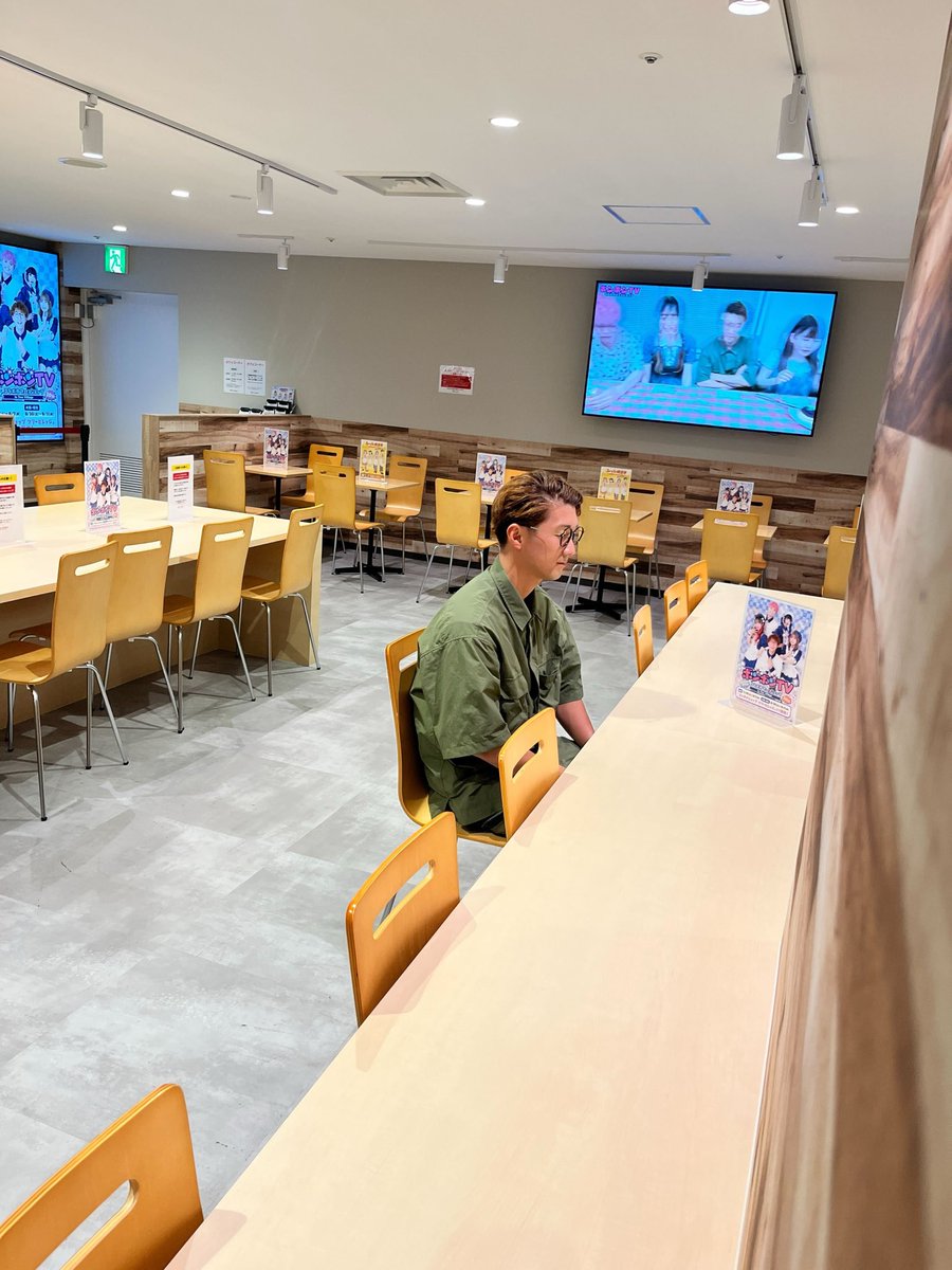 コラボカフェ よっちはここに座りました🤓 #ボンボンカフェショップ