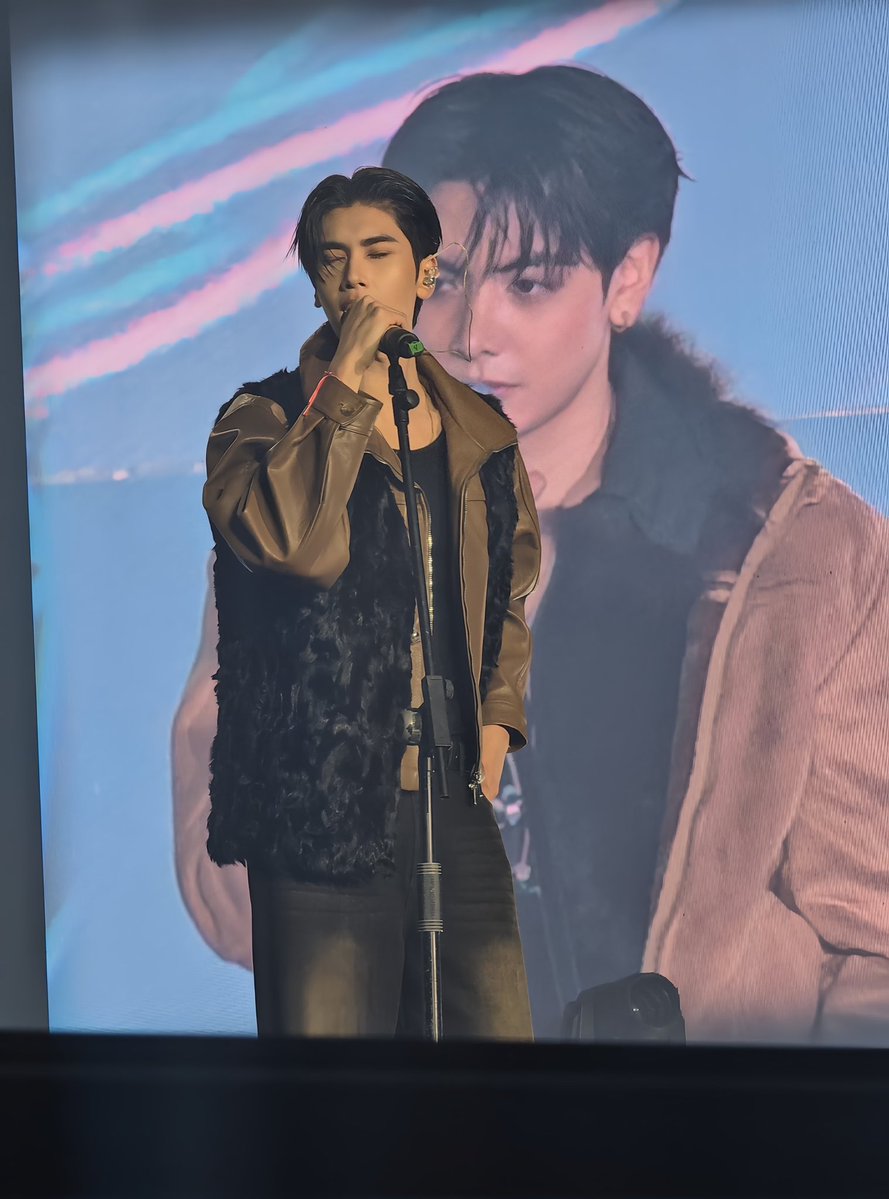 callapeacheyes's tweet image. FKJD FM IN MANILA
#TheHeartKillersFMinManila
These two photos are so beautiful and full of meaning. This is what it looks like when two people are simply meant to always be there for one another🤍