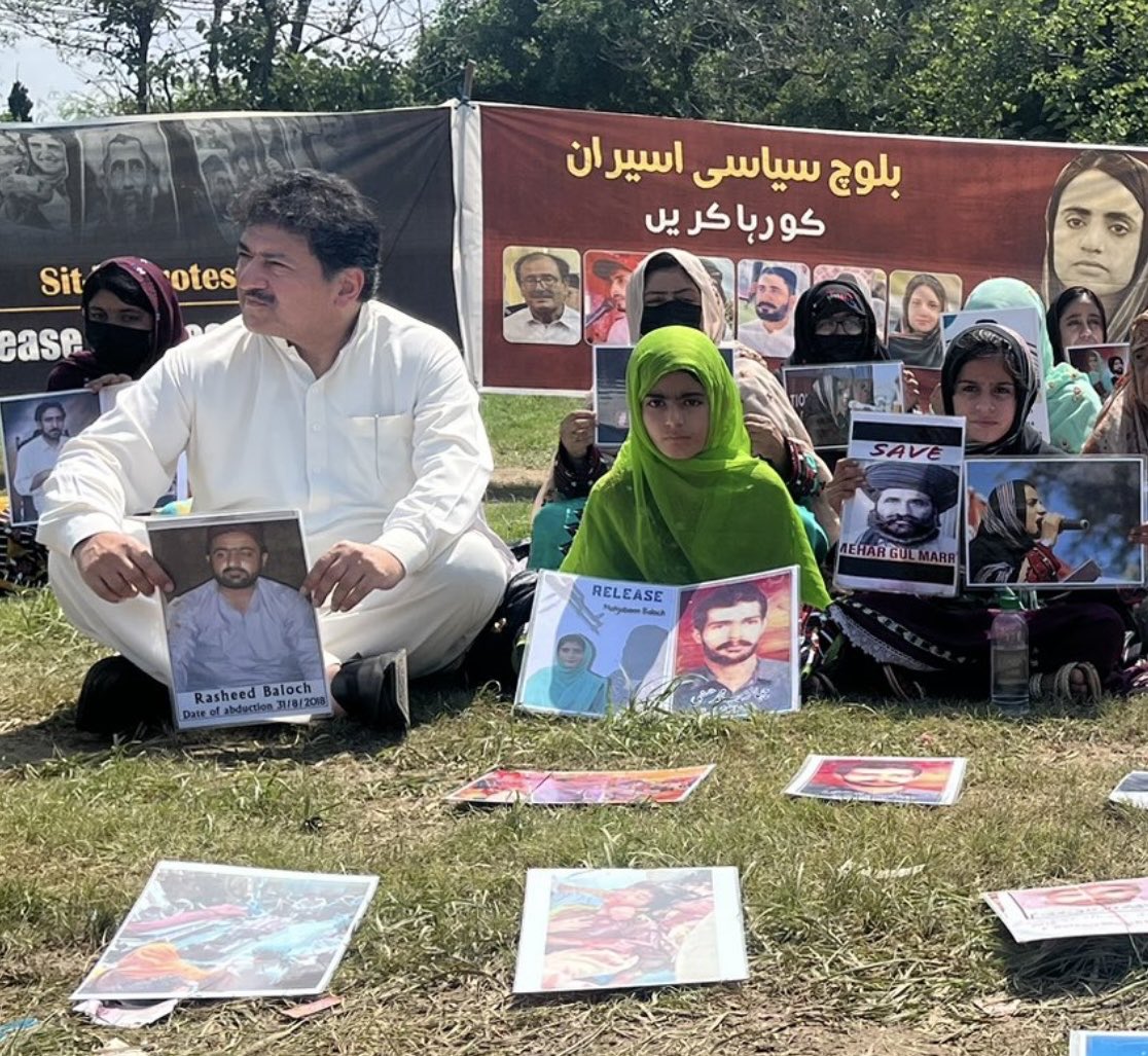Jam Kamal Khan (@jam_kamal214) on Twitter photo Has Hamid Mir ever sat in a protest holding the pictures of those Punjabi laborers who were permanently "Missing " by these so-called missing persons?
Has he ever raised his voice for the Punjabis who were dragged off buses,identified by ethnicity,& brutally killed?
<a href="/HamidMirPAK/">Hamid Mir حامد میر</a> Has Hamid Mir ever sat in a protest holding the pictures of those Punjabi laborers who were permanently "Missing " by these so-called missing persons?
Has he ever raised his voice for the Punjabis who were dragged off buses,identified by ethnicity,& brutally killed?
<a href="/HamidMirPAK/">Hamid Mir حامد میر</a>
