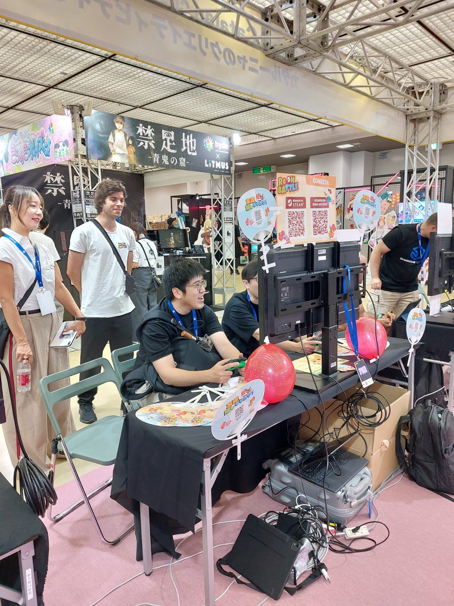 DustGamesStudio's tweet image. 2nd day finished at @BitSummit with our friends @catalanarts!!! 🎈
We are so happy with all the love the Japanese community is giving us ❤🩹
#gamedev #BitSummit #ビットサミット #CatalanArts #Roombattle