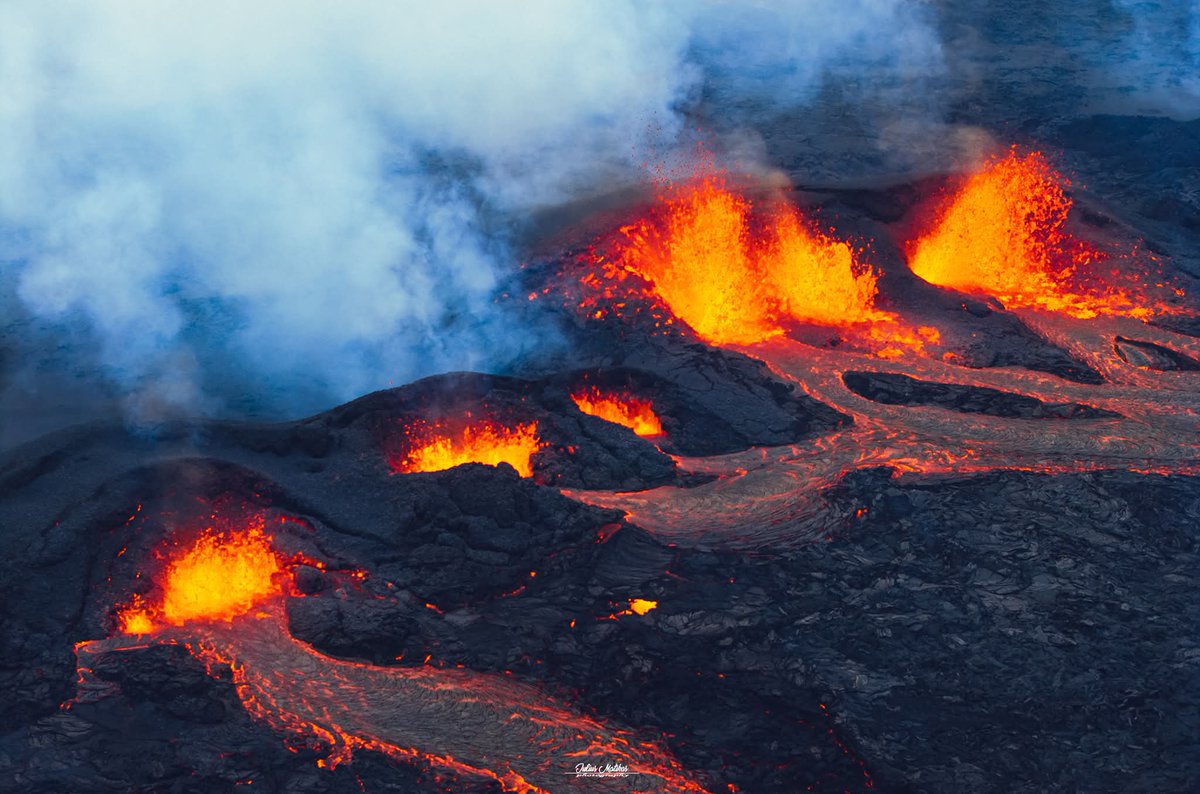 DWPippy's tweet image. Good morning!
Incredible overhead views of an active volcano and it's lava flow in Iceland photographed by Julius Matikas.