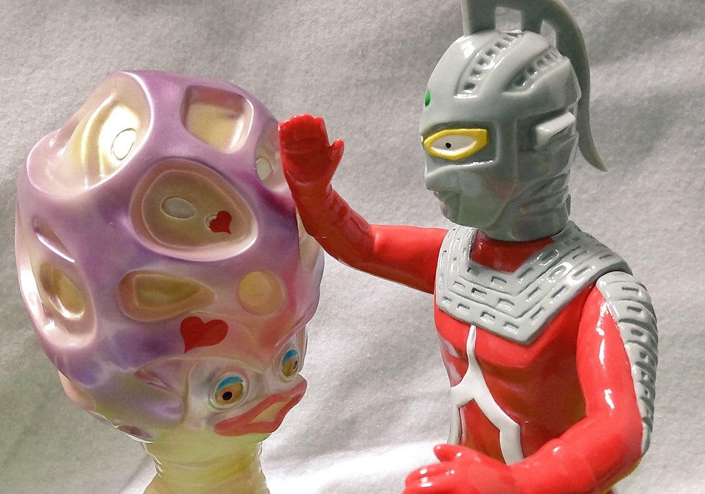 ハンサムタロウエムさんから レトロタイプソフビのウルトラセブンが