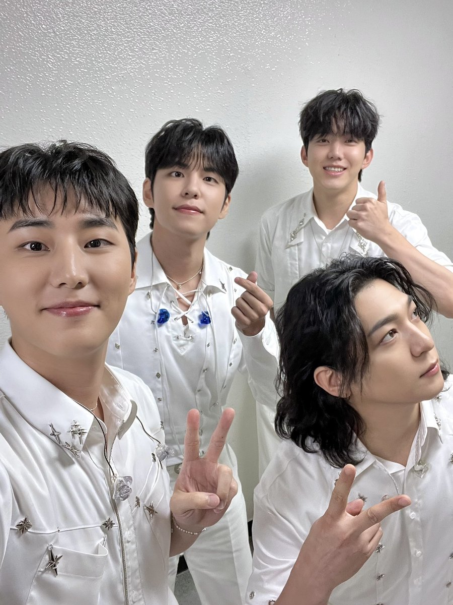 day6official's tweet image. [ #DAY6_BEHIND ]

오래도록 기억에 남을 이번 팬미팅 🤍
또로롱.. ✧ 게임도 무대도 너무 신나 버림 이슈 😆

#DAY6 #데이식스
#MyDay #마이데이
#DAY6_4TH_FANMEETING
#PIER10_All_My_Days