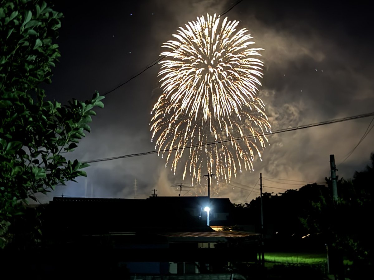 reoreiko's tweet image. 地元の夏祭り。花火を見ようと歩いて1分の川端まで行ったのですが、戻って家から見たら1番よく見えた。最近引っ越した我が家、すごい場所にありました。ちなみに以前は、標高が200メートルも高い山中だったので、遠くに花火を見下ろす感じでした。