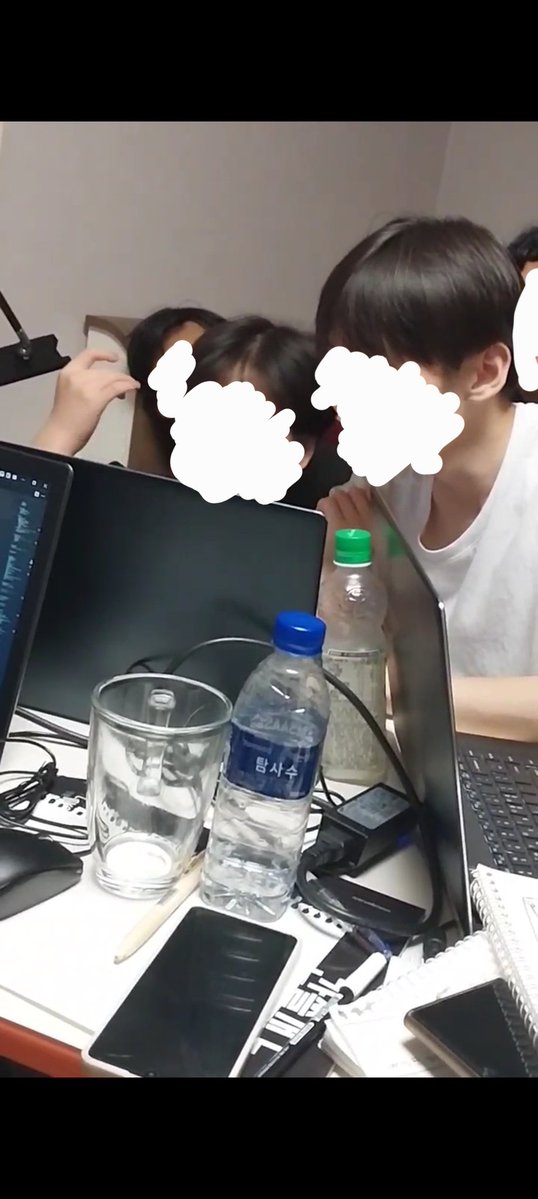 BDP_Lee's tweet image. 막연하게 게임을 만들고 싶어 모였던 우리들,
청소년 개발지원 프로그램에 참여해 과정이 순탄치는 않았지만 어찌저찌 마지막 까지 남아 지스타까지 가서 발표한걸 보면
그래도 꽤 멋있었던거 같다
게임의 완성도가 아쉬워서 출시는 못했지만...
수능 끝나고 졸업하면 꼭 게임 다시 만들어보고 싶네