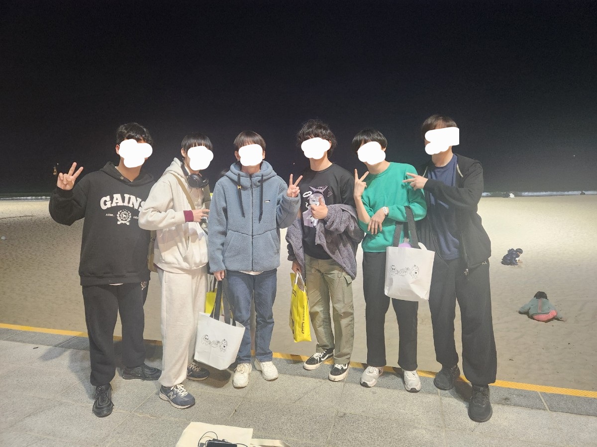 BDP_Lee's tweet image. 막연하게 게임을 만들고 싶어 모였던 우리들,
청소년 개발지원 프로그램에 참여해 과정이 순탄치는 않았지만 어찌저찌 마지막 까지 남아 지스타까지 가서 발표한걸 보면
그래도 꽤 멋있었던거 같다
게임의 완성도가 아쉬워서 출시는 못했지만...
수능 끝나고 졸업하면 꼭 게임 다시 만들어보고 싶네