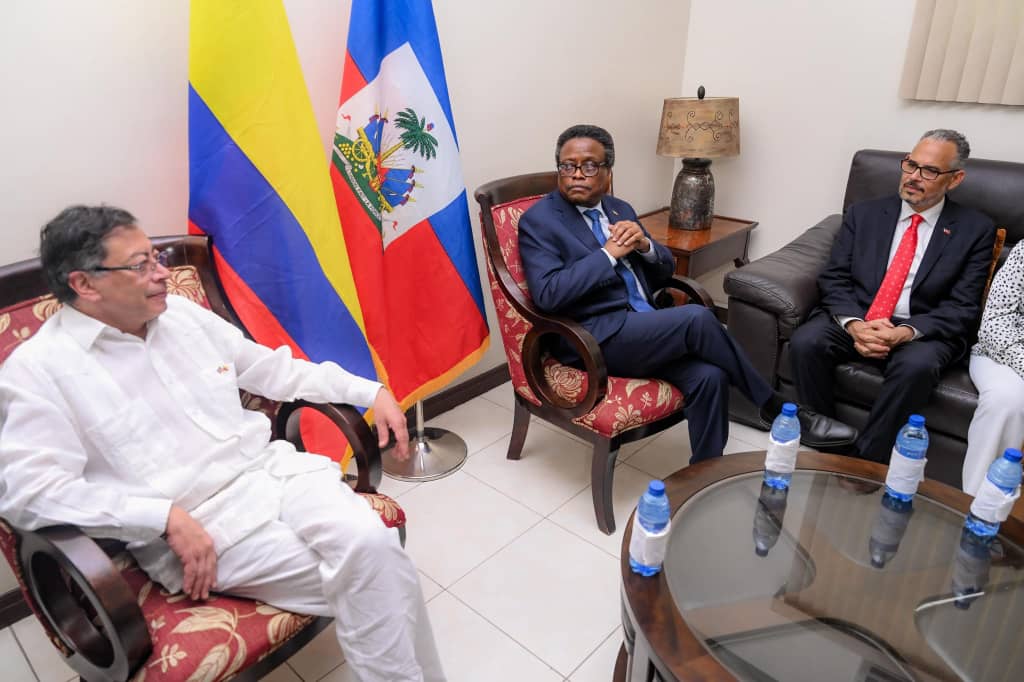 Centrealaune's tweet image. AYITI: Alòske prezidan kolonbyen an @petrogustavo te dwe dòmi ann Ayiti 18 jiyè 2025 la aprè vizit li nan peyi a nan kad koperasyon bilateral 2 peyi yo nan divès domèn tankou sekirite ak edikasyon, etonaman Petro kite Ayiti pou ale nan yon lòt peyi nou pa amezi pou konfime.