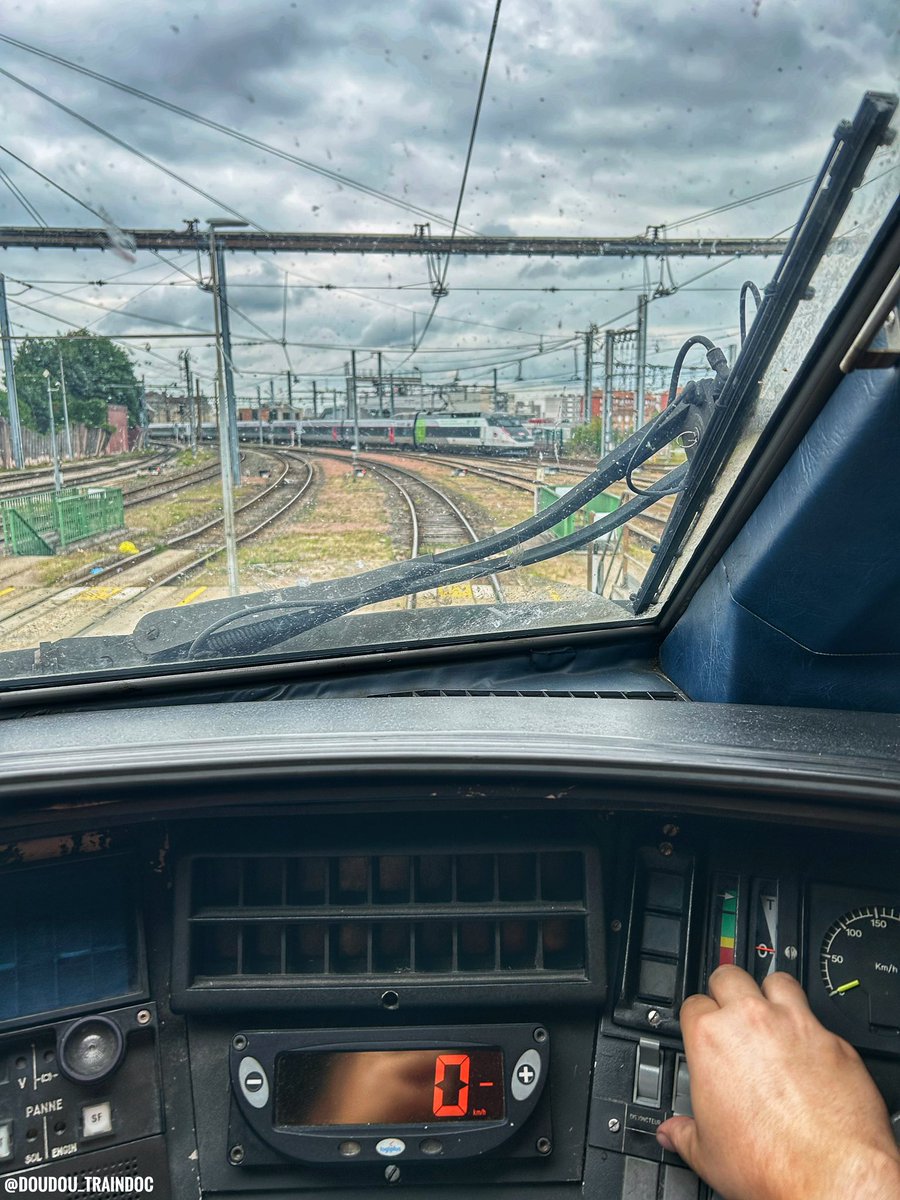 Doudou_TrainDoc's tweet image. Vue sur TGV Atlantique depuis mon TGV Atlantique en ce samedi d’astreinte pour vos grands départs en vacances 🏝️🚄 !