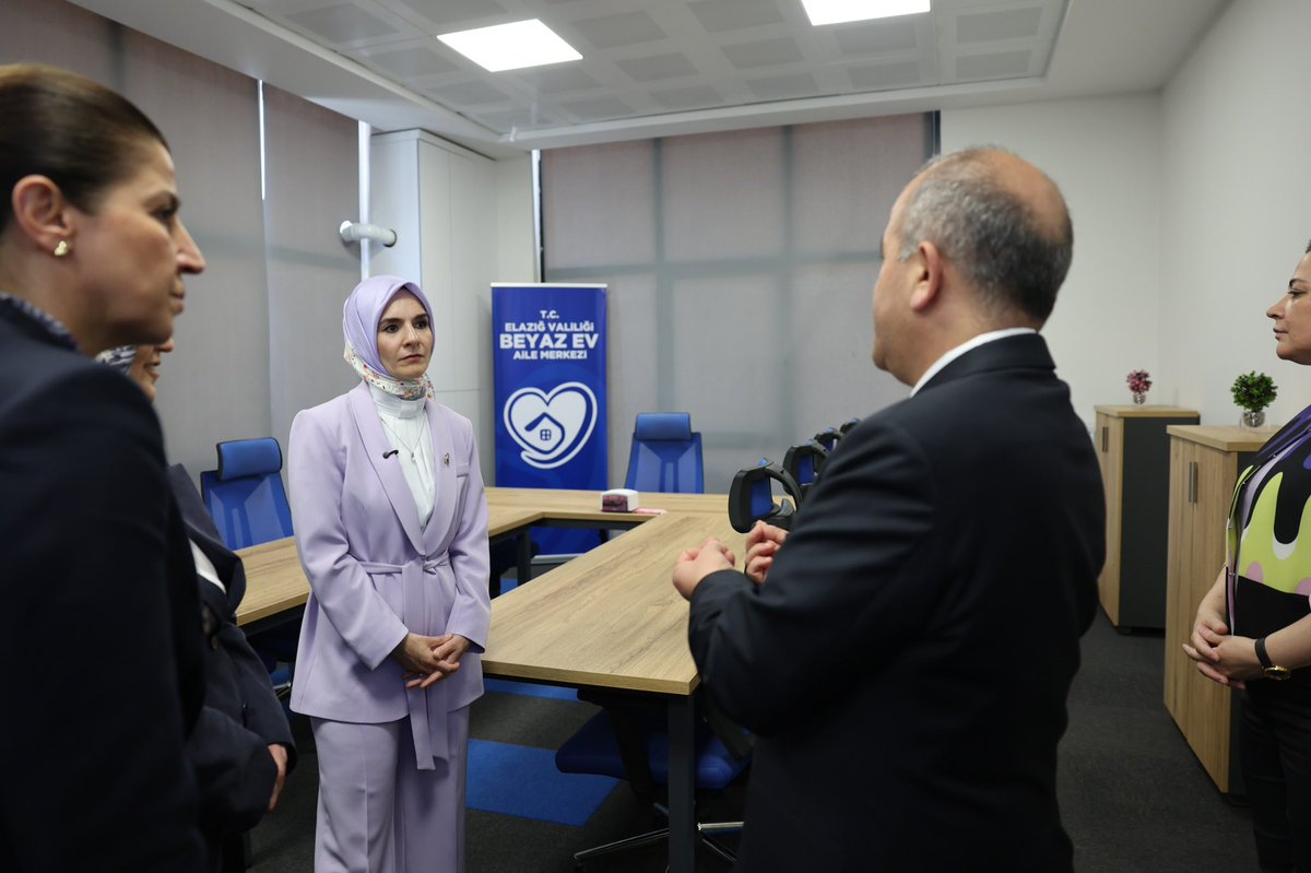 tcailesosyal's tweet image. Bakanımız Sn. Mahinur Özdemir Göktaş, Elazığ'da bulunan Beyaz Ev Aile Merkezini ziyaret ederek yürütülen çalışmalar hakkında bilgi aldı.