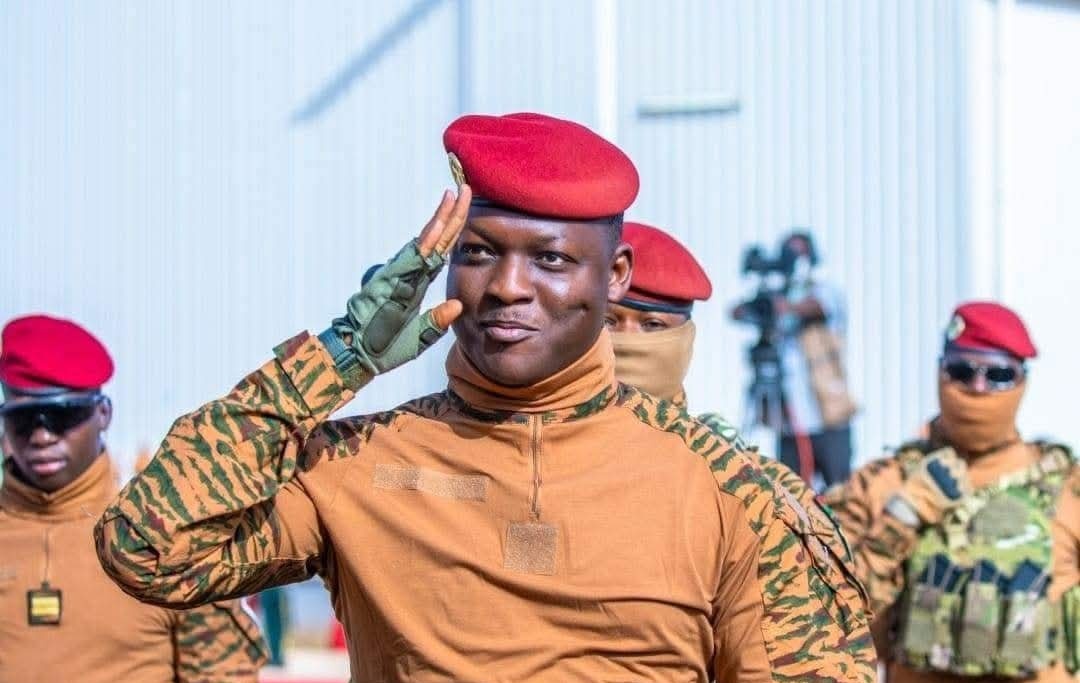 nestorsiurana's tweet image. 🇧🇫🌾 | Burkina Faso está construyendo CANALES DE IRRIGACIÓN por TODO el país para distribuir el riego a las zonas de cultivo con MAYOR ESCASEZ DE AGUA.
Ibrahim Traoré, presidente del país, tiene como objetivo conseguir la SOBERANÍA ALIMENTARIA TOTAL de Burkina Faso.
Con estos…