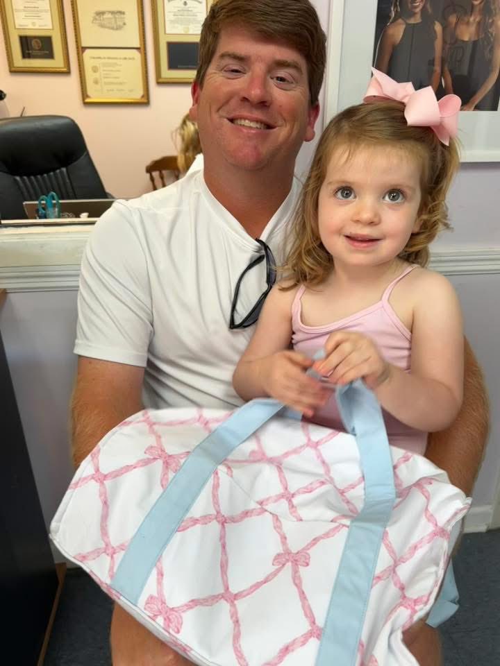 AnnieGoodie's tweet image. Happy birthday to the one who holds us together!! We love you, Andy McGregor!! We are so proud of you and so glad you are ours!! 🥳😘 @_Coach_McGregor