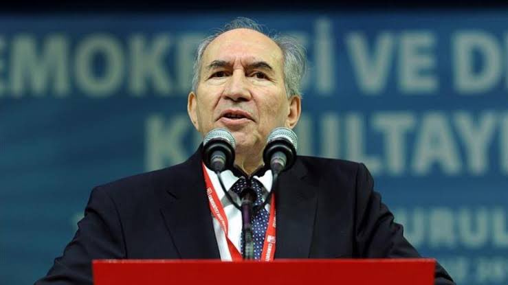 CHP eski Genel Başkanların dan  Mehmet Altan Öymen, hayatını kaybetti.

Lan daha dede den chp yi koruyacaktın. acelen ne 

👋👋👋