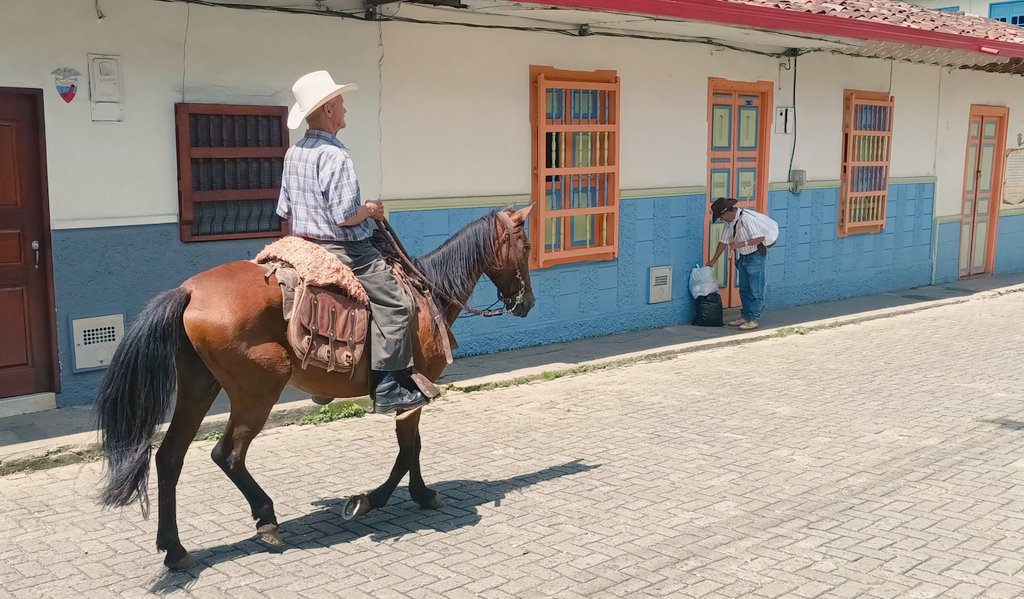 Lina María Velásquez (@linavelasqueze) on Twitter photo #FelizSábado desde Jericó, Antioquia. Aquí, 11 campesinos están siendo judicializados por AngloGold Ashanti por protestar y oponerse al proyecto minero #Quebradona. <a href="/petrogustavo/">Gustavo Petro</a> #EstoyConLos11DeJericó #FueraAngloGold #FelizSábado desde Jericó, Antioquia. Aquí, 11 campesinos están siendo judicializados por AngloGold Ashanti por protestar y oponerse al proyecto minero #Quebradona. <a href="/petrogustavo/">Gustavo Petro</a> #EstoyConLos11DeJericó #FueraAngloGold