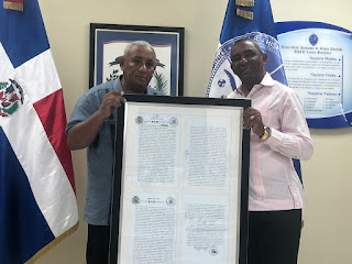 Director de la UASD Barahona recibe valioso documento histórico sobre la fundación de Villa Central uasdbarahona.com/2025/07/direct…