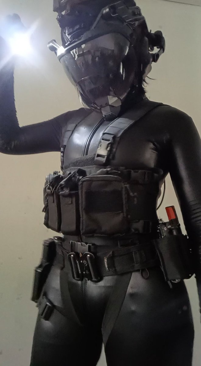 Get your hands up !!! 🙌
Project: Cyber tactical cosplay 
#tacticalcosplay #bodysuit #cyber #Robocop