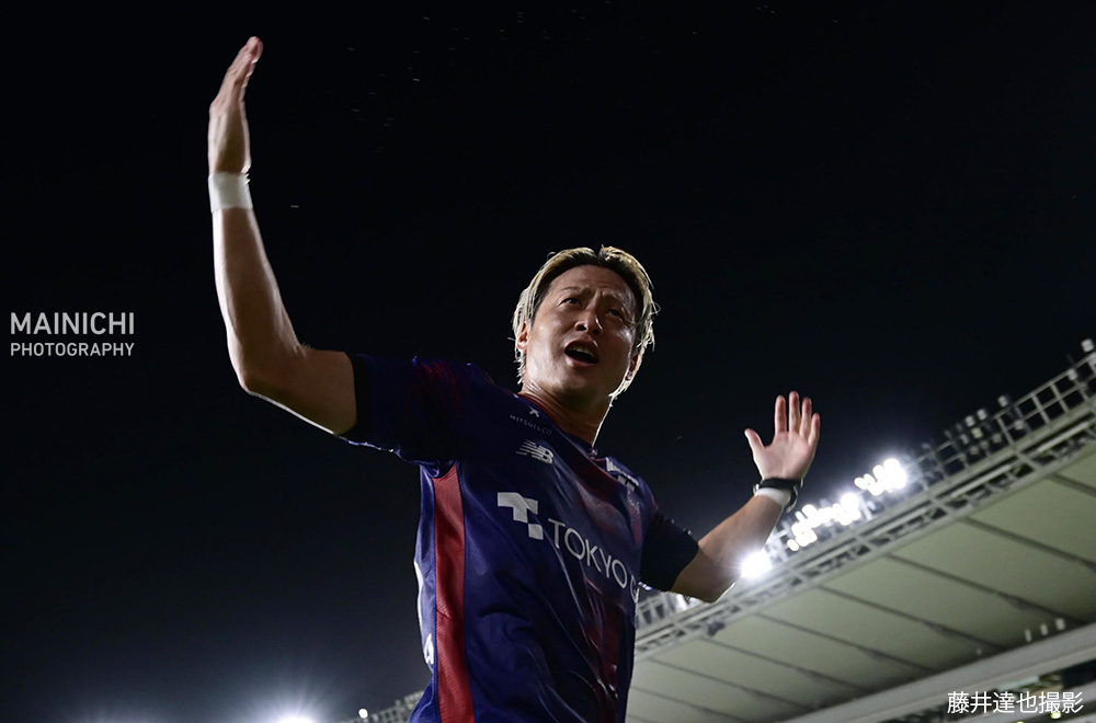 サッカーJ１の第24節、ＦＣ東京が３ー２で勝ち越し浦和レッズを破りました
写真は試合に勝利しサポーターと喜ぶＦＣ東京の #仲川輝人 。後半43分にヘディングでゴールを揺らしました

写真特集→mainichi.jp/graphs/2025071…