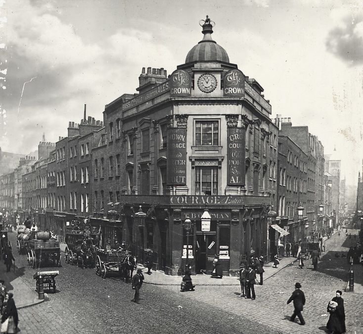Knowledgepoint's tweet image. Then & Now: The Crown, Seven Dials, Covent Garden c 1900
Grade II listed building, first established in 1833 and said to have been a haunt of Charles Dickens, when the area was full of crime. The dome at the top has gone but the clock looks original.