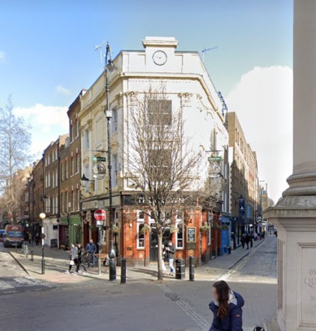Knowledgepoint's tweet image. Then & Now: The Crown, Seven Dials, Covent Garden c 1900
Grade II listed building, first established in 1833 and said to have been a haunt of Charles Dickens, when the area was full of crime. The dome at the top has gone but the clock looks original.