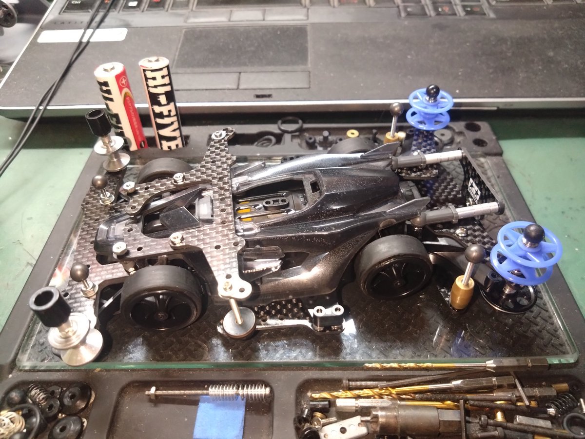 9999Technology's tweet image. ストッククラス用にデクロスを組みました!
B-MAXで初めて優勝した時は、プレートはリジット、リアローラーは19㍉だったので、かつてのB-MAXの仕様を各種変更で蘇らせたという感じ!
さぁ~てどうなるかなぁ・・・?