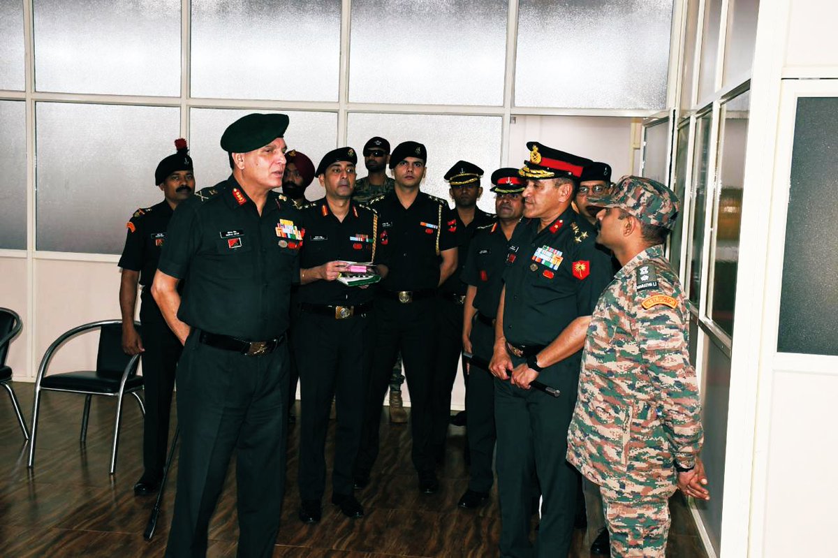 IaSouthern's tweet image. Lt Gen Dhiraj Seth, PVSM, AVSM, GOC-in-C, #SouthernCommand, visited MARATHA LIGHT INFANTRY Regimental Centre at #Belagavi, to review training initiatives and assess the integration of modern practices in military training and soldier development.
The Army Commander was briefed…