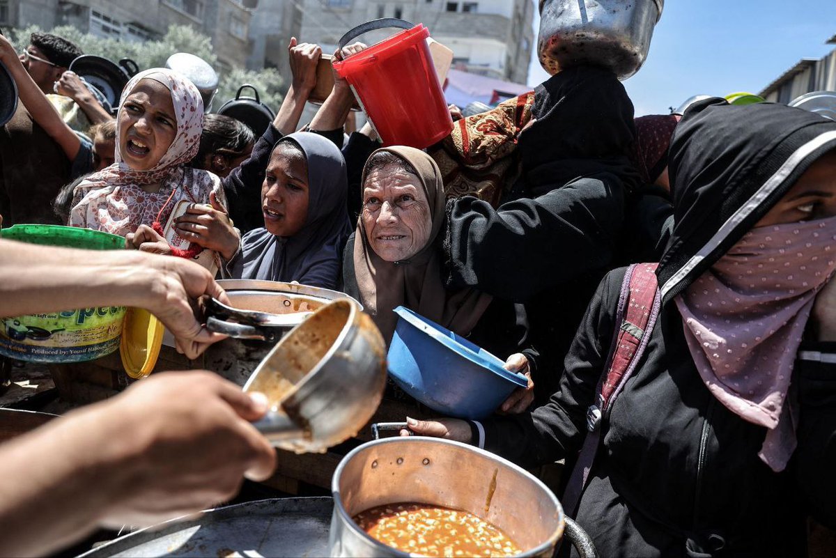 abdarhman35142's tweet image. From children to grandmothers... everyone in Gaza is on the front lines of hunger, searching for something to eat or drink. Famine doesn't discriminate 💔 #Gaza_is_dying_of_starvation #Help_Gaza #People_are_hungryhttps://chuffed.org/project/137071-help-abdarhman