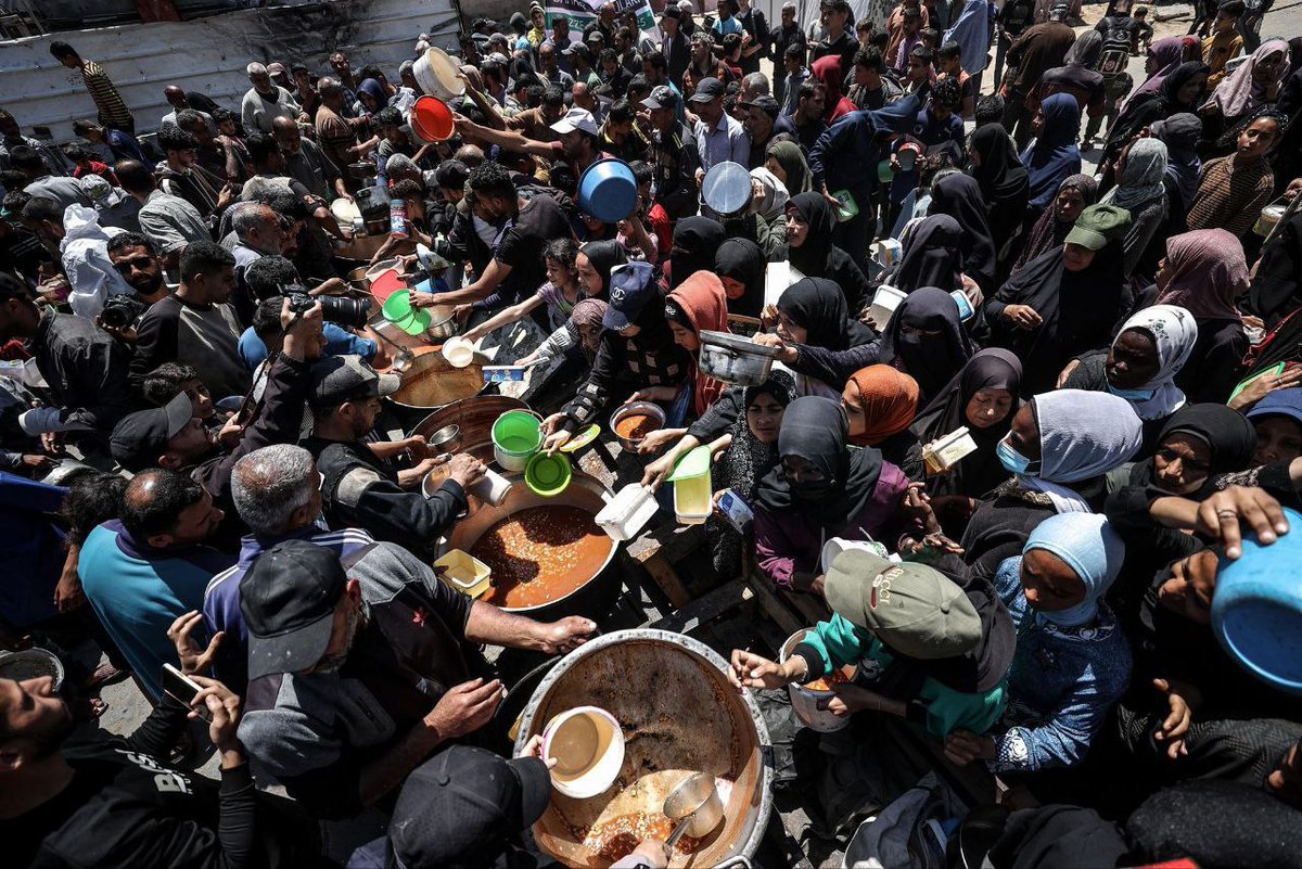 abdarhman35142's tweet image. From children to grandmothers... everyone in Gaza is on the front lines of hunger, searching for something to eat or drink. Famine doesn't discriminate 💔 #Gaza_is_dying_of_starvation #Help_Gaza #People_are_hungryhttps://chuffed.org/project/137071-help-abdarhman