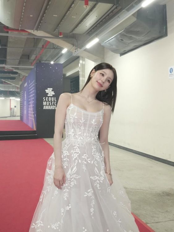 <a href="/OfTiredClub/">TUTUP 💭</a> “Mona mau minta maaf kalau selama disini dan menjadi CT kalian banyak salahnya, baik disengaja ataupun tidak. Tapi percaya lah aku sayang semuanya karena kalian keren semua!” 🥺❤️

Ia berhenti sejenak sebelum melanjutkan speech nya, matanya sedikit berkaca kaca.. 🪞