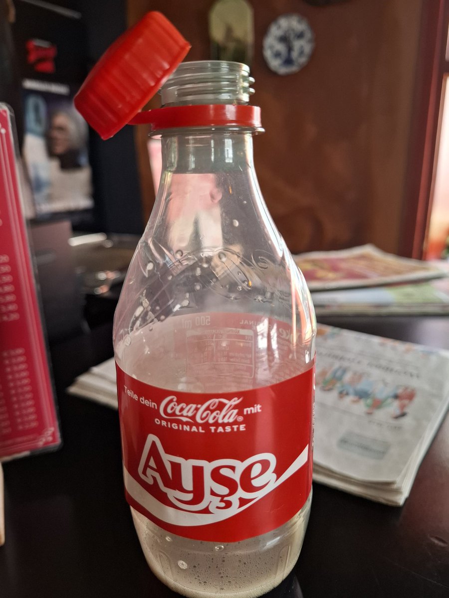 Wie bringt man FPÖler zur Schnappatmung?

PET-Flasche mit Pfand, befestigtem Verschluss und einem ausländisch klingenden Namen drauf - und das alles mit Plastikgeld bezahlt.
😱