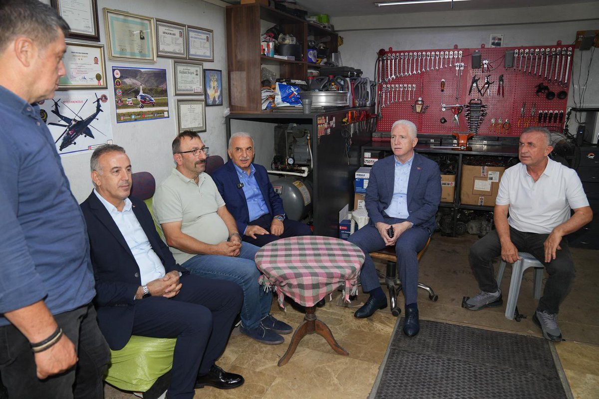 İstanbul Valimiz sayın <a href="/gul_davut/">Davut GÜL</a> ve Belediye Başkanımız <a href="/ismetyildirimtr/">İsmet Yıldırım</a> ile birlikte Ümraniye Oto Sanayi Sitesi’nde emekçi kardeşlerimizle bir araya geldik.

Her zaman üretenin, alın terinin ve emeğin yanındayız.
Misafirperverlikleri için teşekkür ediyor, bereketli kazançlar