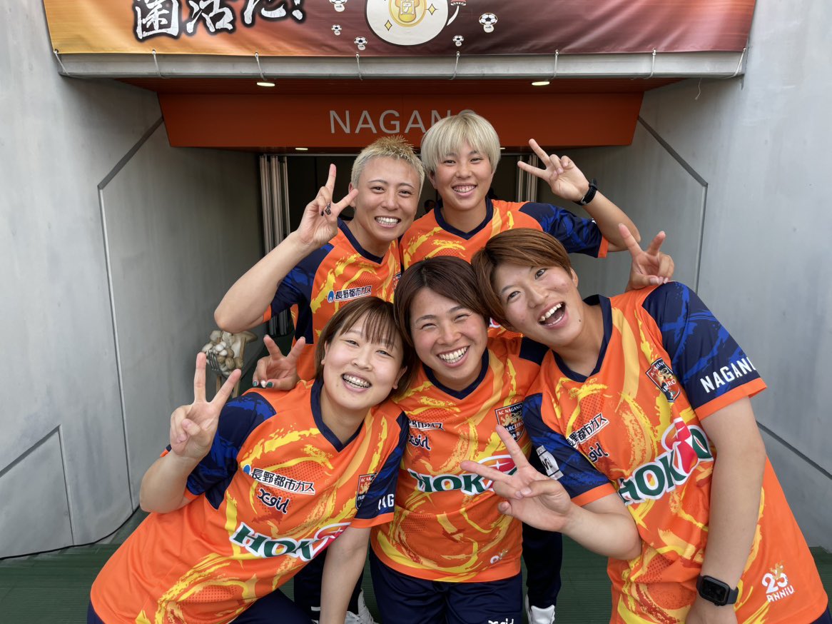 PARCEIRO_LADIES's tweet photo. 🟠ご報告🦁

本日、TOPチームの試合にお越しいただいた方へ、WEリーグ開幕に向けて、挨拶をさせていただきました❣️

チームから5選手が参加し、挨拶後にはゲートにて来場者プレゼントの配布をお手伝いさせていただきました🎁

#acnpladies 
#パルセイロレディース https://t.co/sFnPfftPub
