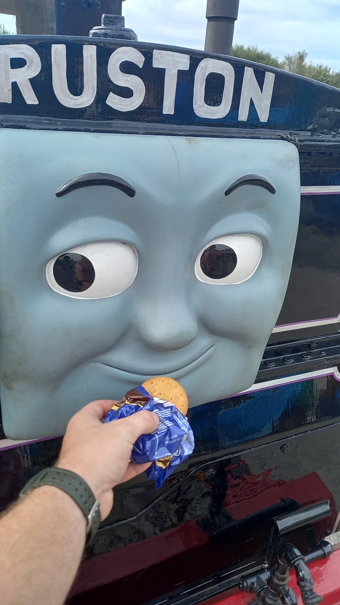 Unhelpful_Git's tweet image. He hungy (hand by me)