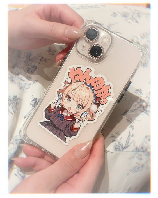 夏コミ用に作ったステッカー、
友達に渡したらスマホケースに入れてくれて嬉しい‼️ 