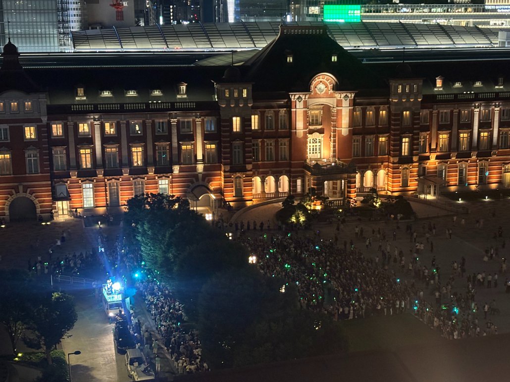 team_mirai_stu's tweet image. 【📣チームみらい、大熱狂のマイク納め】
東京駅前にて、チームみらいの今回の選挙戦最後の演説が行われました。
都知事選の第一声では13人、
今回の参院選の第一声ではその10倍、
マイク納めはさらにその10倍以上の人が集まりました。…