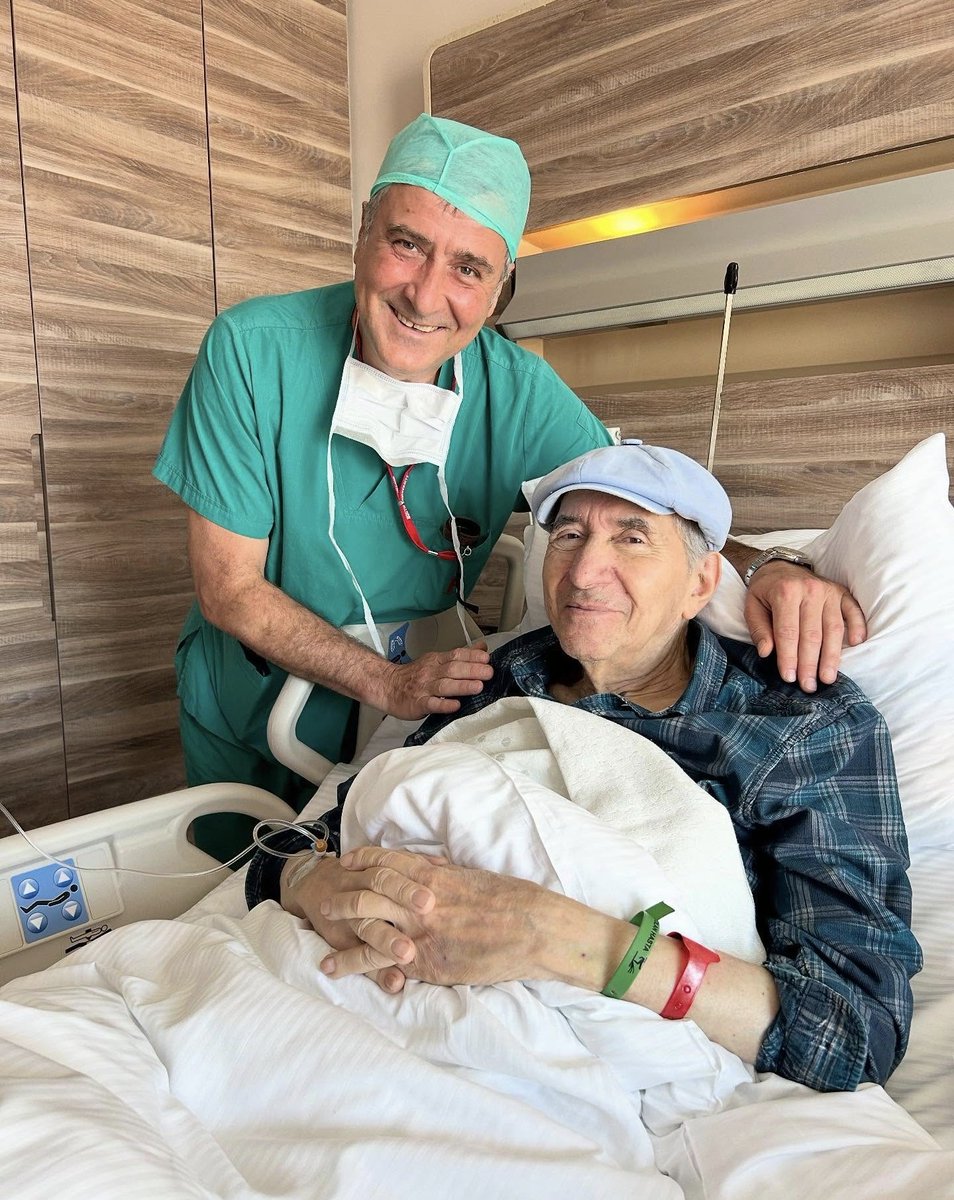 Allah rahmet eylesin mekanı cennet olsun...  Alper ağabeyimin çok üzgün olduğuna eminim...

Başta Aslı Öymen hanım olmak üzere tüm sevenlerine ve aileye baş sağlığı diliyorum.