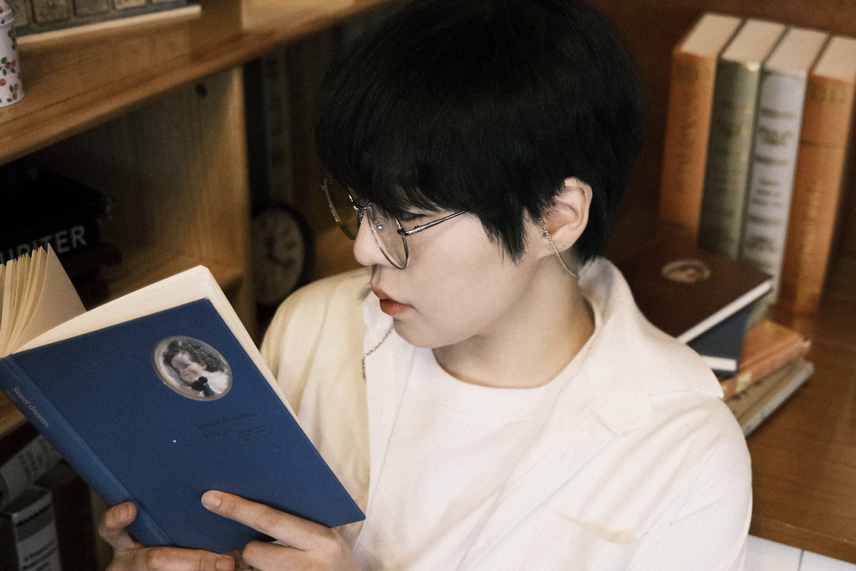 otackgu's tweet image. 논바이너리가 뭔가 찍으며 논 것들
네 가지 이미지 셀프 촬영‧˚₊*̥♡
📔🖇️ m.blog.naver.com/funpenguin/223…