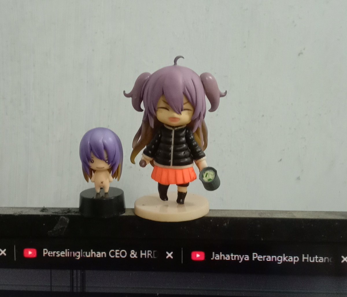 Dingin-dingin gini paling bener jaketan tebel sambil seduh mie.
🧣🍜

#sculp #Commission #figure #HoshinovArt #hoshinovarts