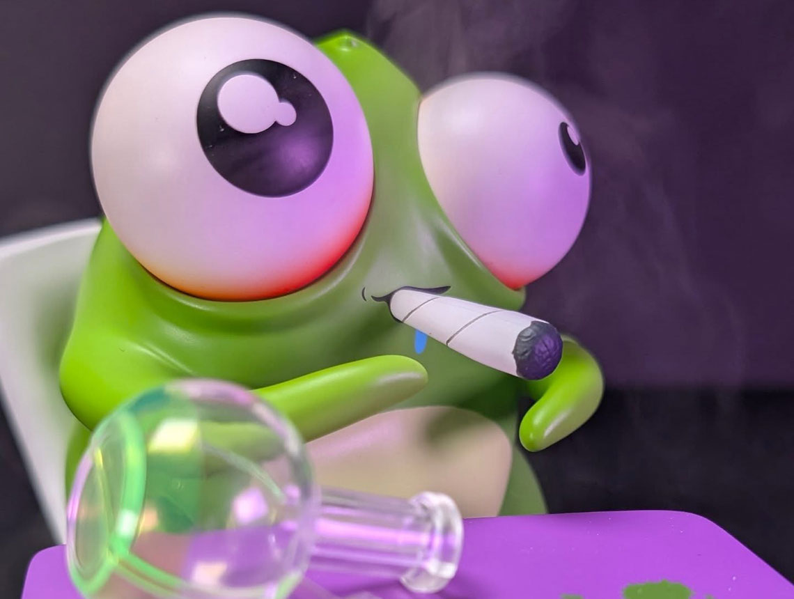 buzzmontage's tweet photo. WEED TESTING DEPARTMENT VINYL FIGURE Andrew Bell
ウィード テスティング デパートメント バイナル フィギュア
アンドリューベル

ジョイントを咥え吸い込みながら、
目の前のボングでもマリファナ 大麻の
香りと味、効き目をテストするオリジナルトイになります。

#buzzmontage #バズモンタージュ https://t.co/QZQPgjGG30