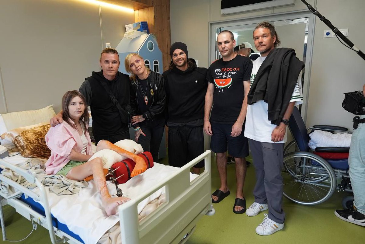 The band The Rasmus visited Ohmatdyt during their trip to Kyiv.