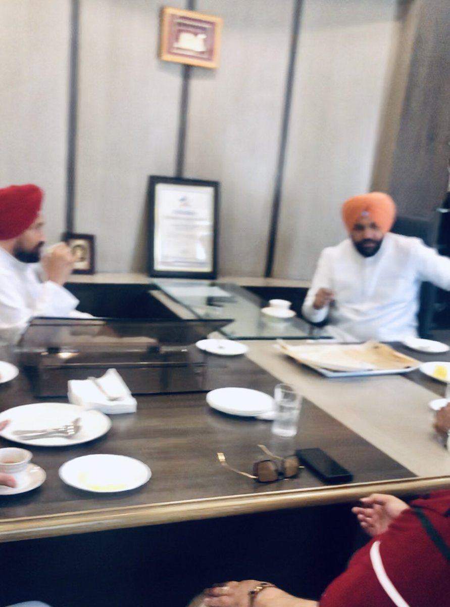 Honoured to welcome former Punjab CM Mr Charanjit Singh Channi at our office in Amritsar today. A meaningful discussion over coffee with Congress leaders to strengthen <a href="/INCIndia/">Congress</a> in Punjab. Later, he planned to visit Sri Harmandir Sahib as he was concerned over the threats