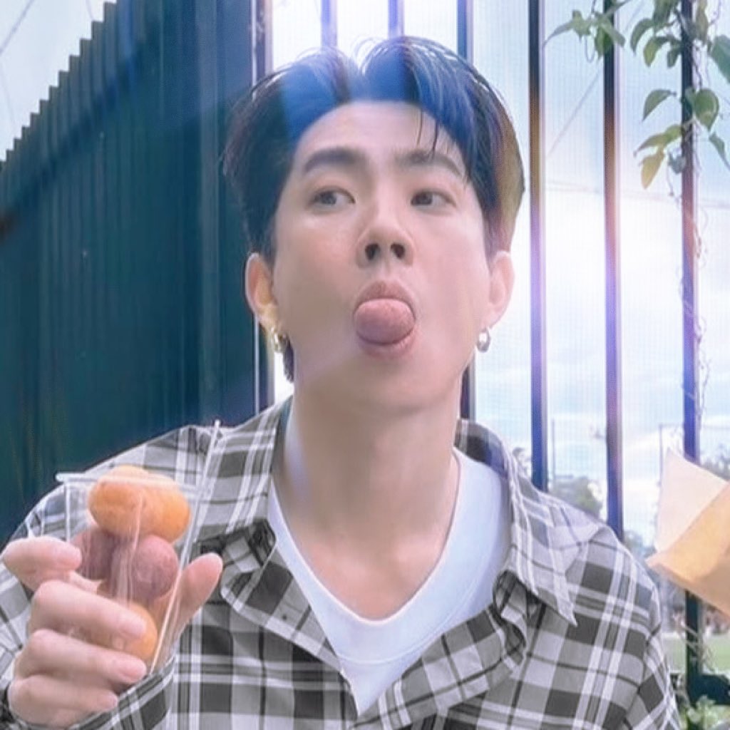 guns80mil_dowry's tweet image. ● Guilty as Sin? 🎞️

an offgun au where off shares a kiss with a stranger at the bar and oddly starts having visions of that person’s future. the stranger turns out to be gun, a celebrity, whom he’s now forced to see a side of that isn’t seen by the limelight.