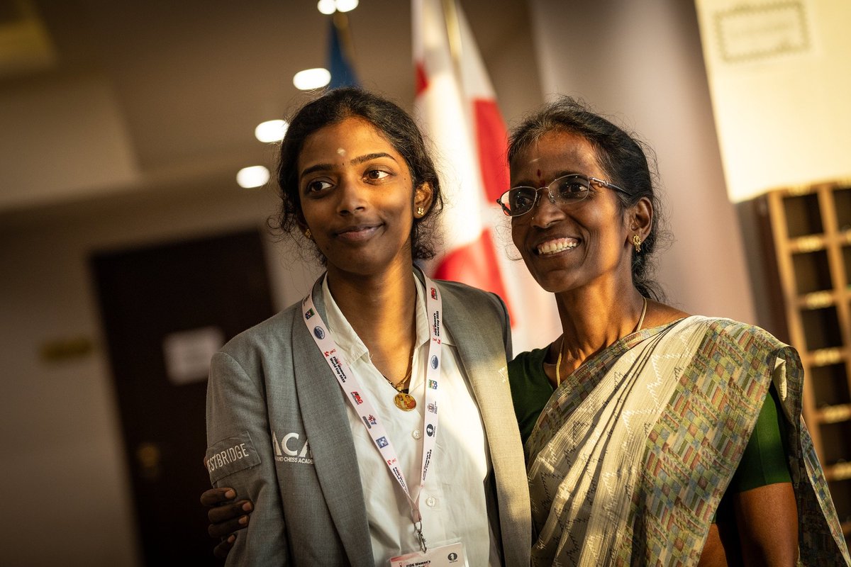 The proud mother! GM Vaishali Rameshbabu with her mother Nagalakshmi after qualifying to the Quarterfinals of FIDE Women's World Cup 2025!

Photos: Anna Shtourman
