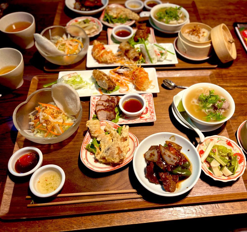 gensenkan's tweet image. お久な友人に誕生日を祝われつつベトナム料理おいしかた🇻🇳たくさん喋って楽しかったし友人ハンドメイドのビーズブレスも貰えてハッピーすぎ🥰友人センスがとても良きだし私が好きな色チョイスもしてくれてて完璧👌KISS💋